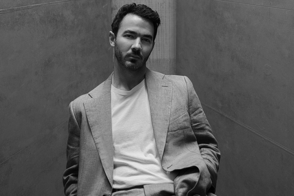 Kevin Jonas se une a los hermanos Joe y Nick para alcanzar las listas de Billboard en solitario