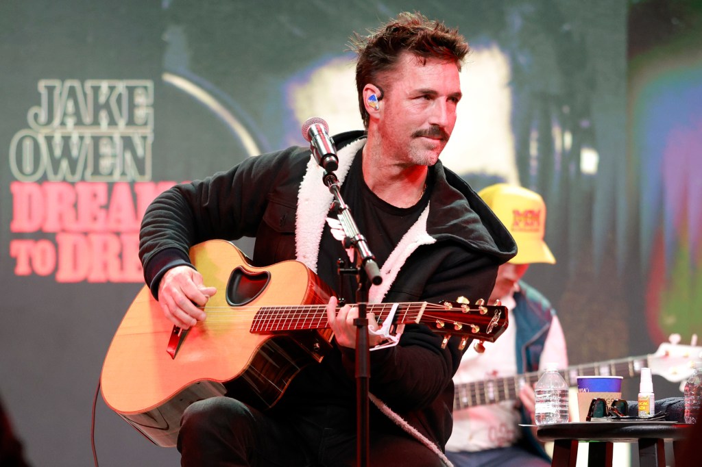 Jake Owen les dice a los fanáticos que está bien después de publicar y eliminar un video emotivo