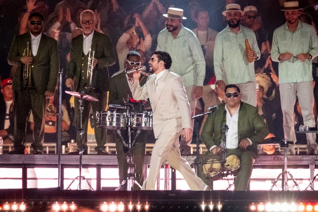 Bad Bunny resbala y cae en el escenario, los fanáticos continúan el espectáculo