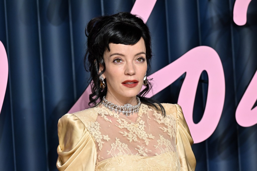 Lily Allen conecta el álbum 'West End Girl' con USB con forma de juguete sexual