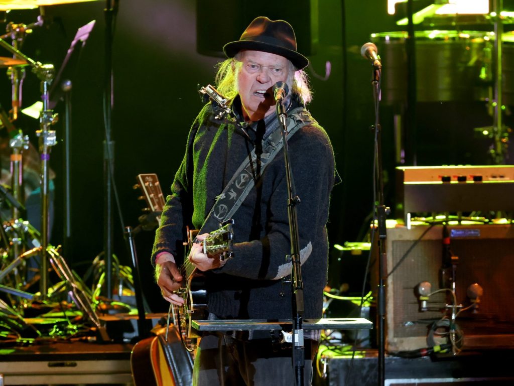 Neil Young critica a Apple y Verizon por