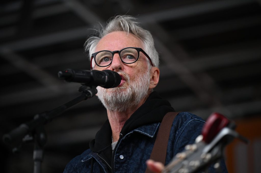 Billy Bragg lanza la ardiente canción popular anti-ICE 'City of Heroes'