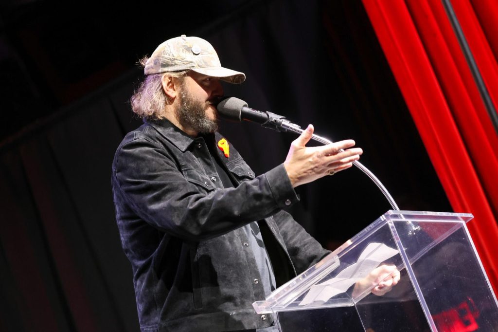 Bon Iver saluda a los manifestantes de Minneapolis durante su discurso de aceptación: vídeo