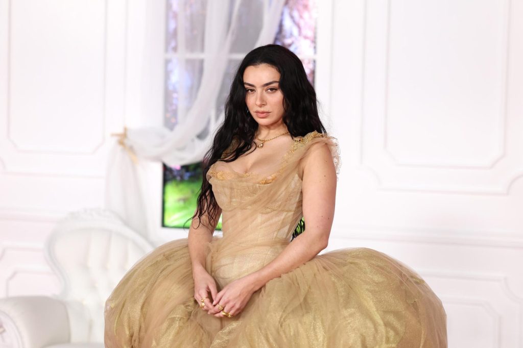 La lista de canciones de 'Cumbres borrascosas' de Charli xcx incluye la colaboración de Sky Ferreira