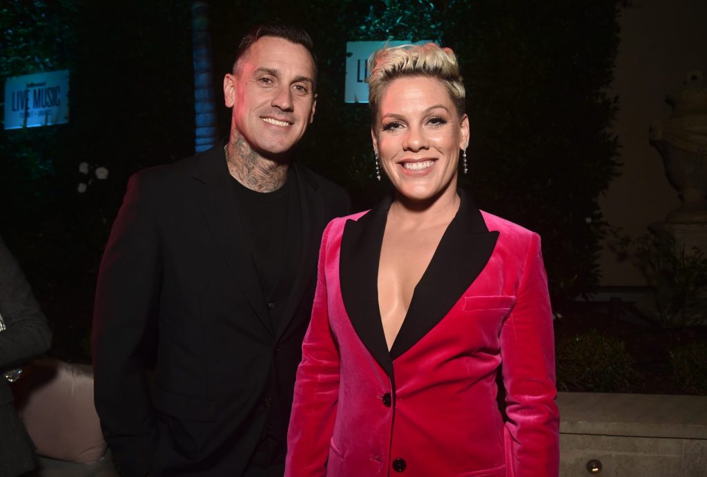 Pink cierra los informes 'falsos' sobre la ruptura de su esposo Carey Hart