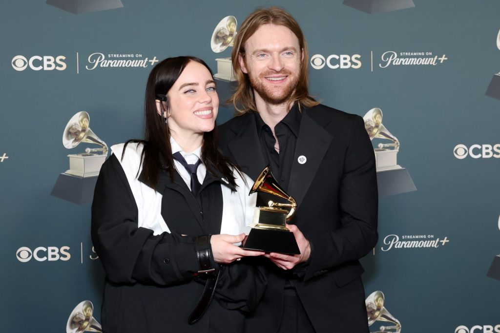 Finneas critica a los 'viejos blancos poderosos' después del discurso de Billie Eilish
