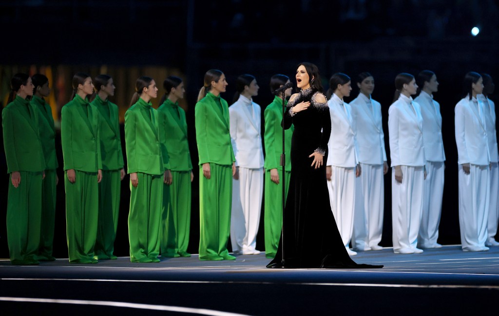 Laura Pausini canta en la ceremonia de apertura de los Juegos Olímpicos de Invierno de 2026