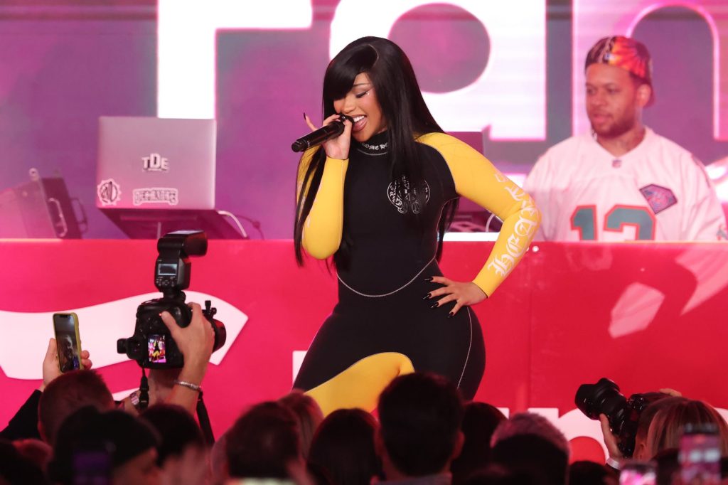 Cardi B canaliza a Selena durante la apertura del drama Little Miss: 7 mejores momentos