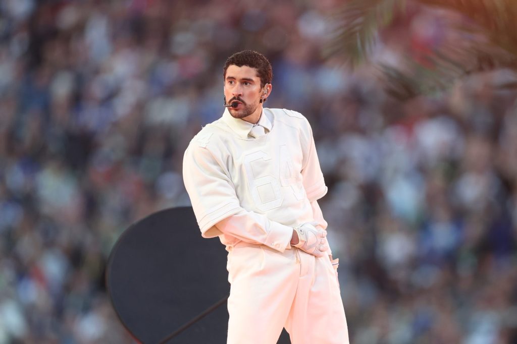 AOC responde a las quejas de Trump sobre el show del Super Bowl de Bad Bunny