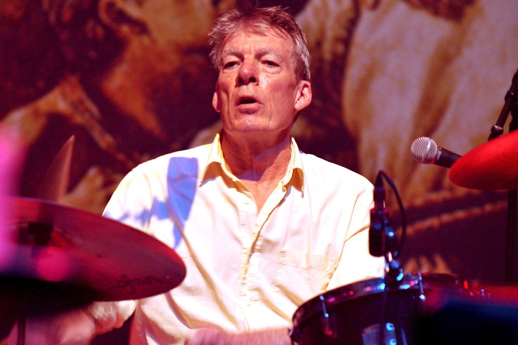 Muere el baterista de Pogues a los 72 años