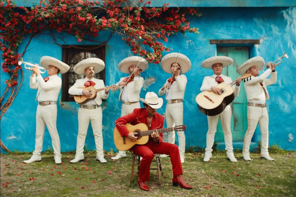 Bruno Mars interpreta bolero con mariachi y más momentos edificantes