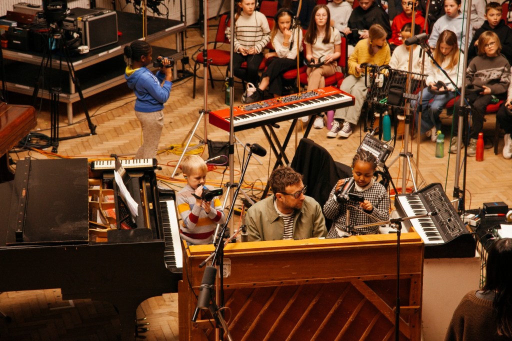 Dentro de 'Help(2)', un LP benéfico repleto de estrellas que lleva décadas en desarrollo