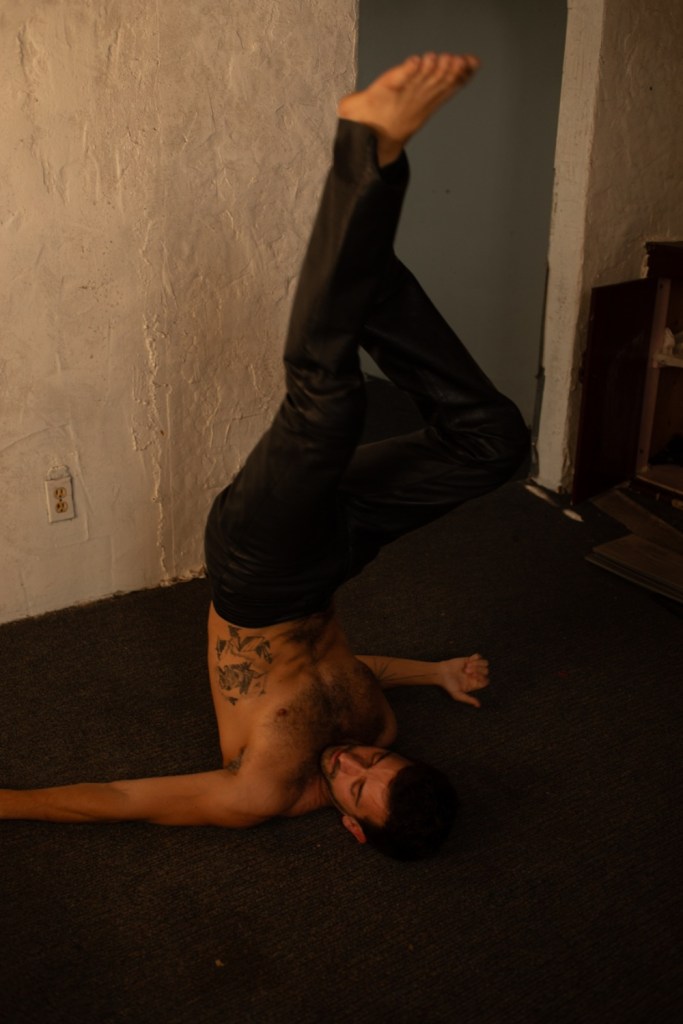 El discípulo de Gustavo Santaolalla que abrió una escuela de creatividad y sexualidad en Los Ángeles