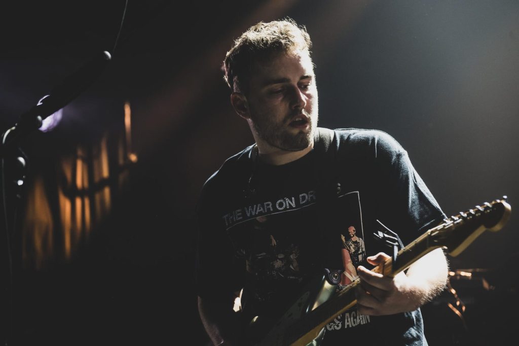 'Rein Me In' de Sam Fender y Olivia Dean es el sencillo número uno del Reino Unido por segunda semana