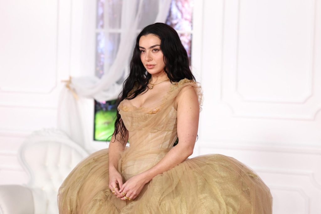 La banda sonora de 'Cumbres borrascosas' de Charli xcx alcanza el número uno en el Reino Unido