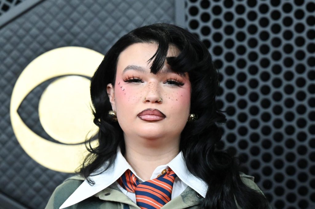 Lola Young anuncia un espectáculo íntimo y único en vivo: cómo conseguir entradas