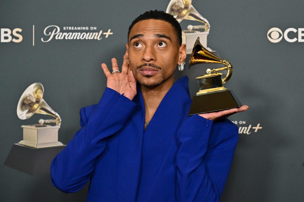 Durand Bernarr habla sobre la victoria en los Grammy, Bloom Deluxe y su discurso y carrera viral
