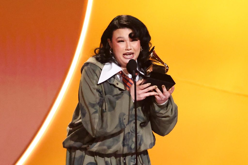 Lola Young actuará en la fiesta de los Oscar de la Fundación Elton John contra el SIDA