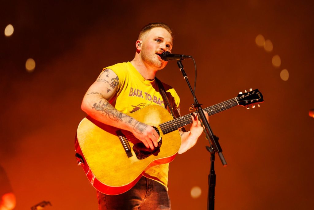 Zach Bryan reemplaza a Luke Combs como cabeza de cartel del Madden Bowl 2026