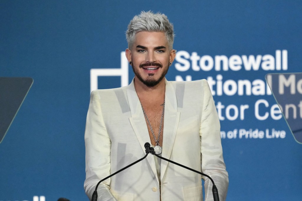 Adam Lambert reacciona cuando el administrador de Trump retira la bandera del orgullo en Stonewall