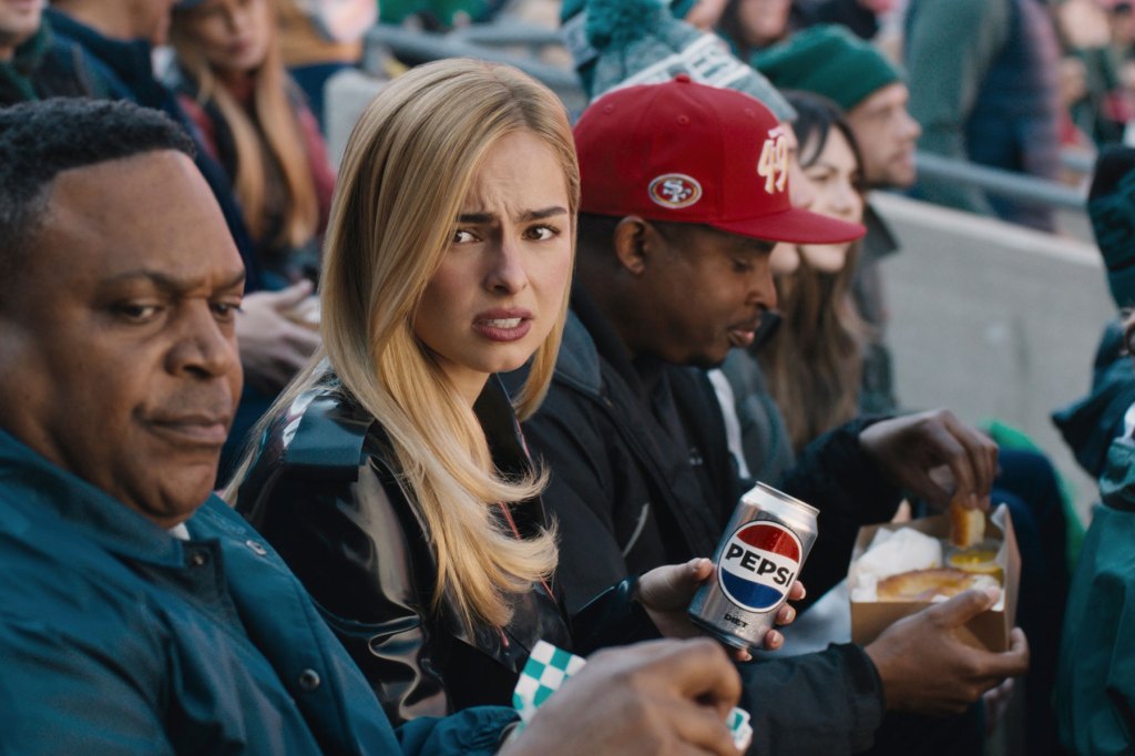 Addison Rae bebe Pepsi dietética en el cameo publicitario de Uber Eats en el Super Bowl