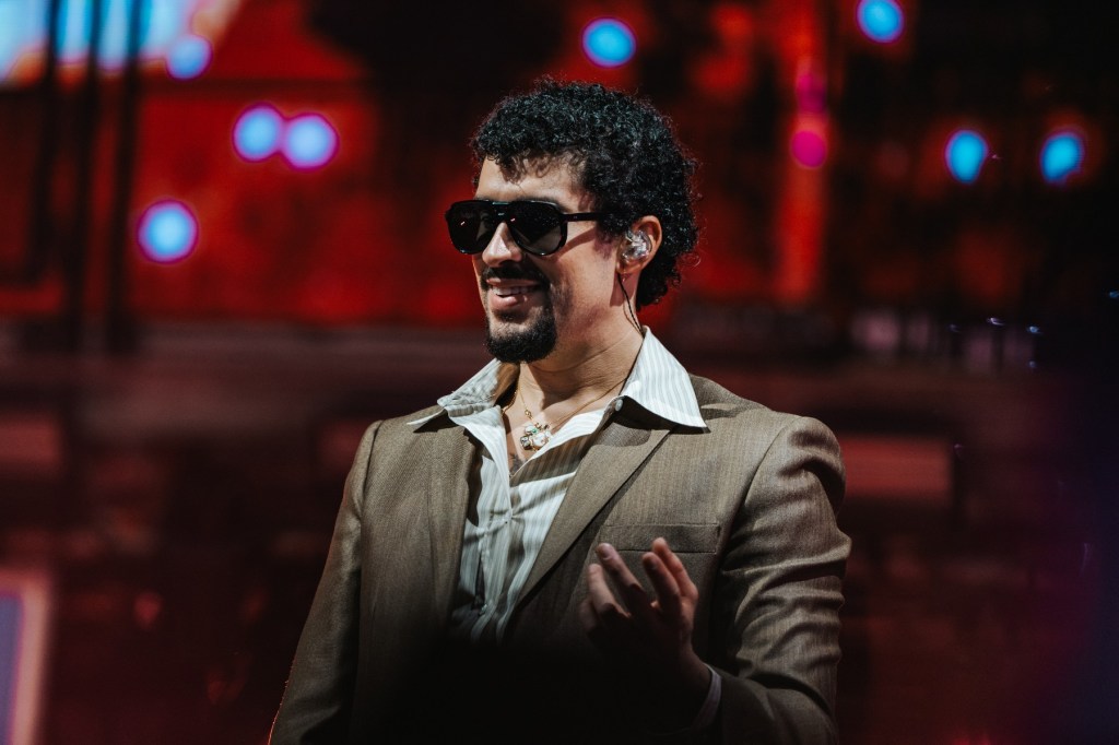 Bad Bunny usa la chaqueta de Pelé del Mundial de 1966 y cambia la letra del espectáculo