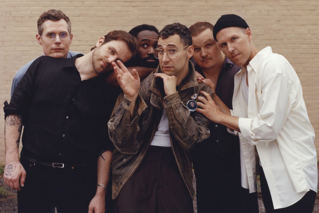 Bleachers anuncia su quinto álbum 'Everyone For Ten Minutes'