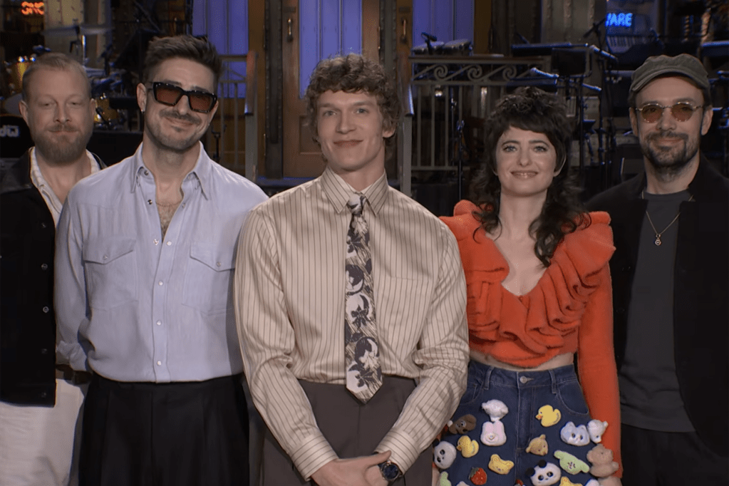 Connor Storrie se une a Mumford & Sons en las promociones de 'SNL': Ver