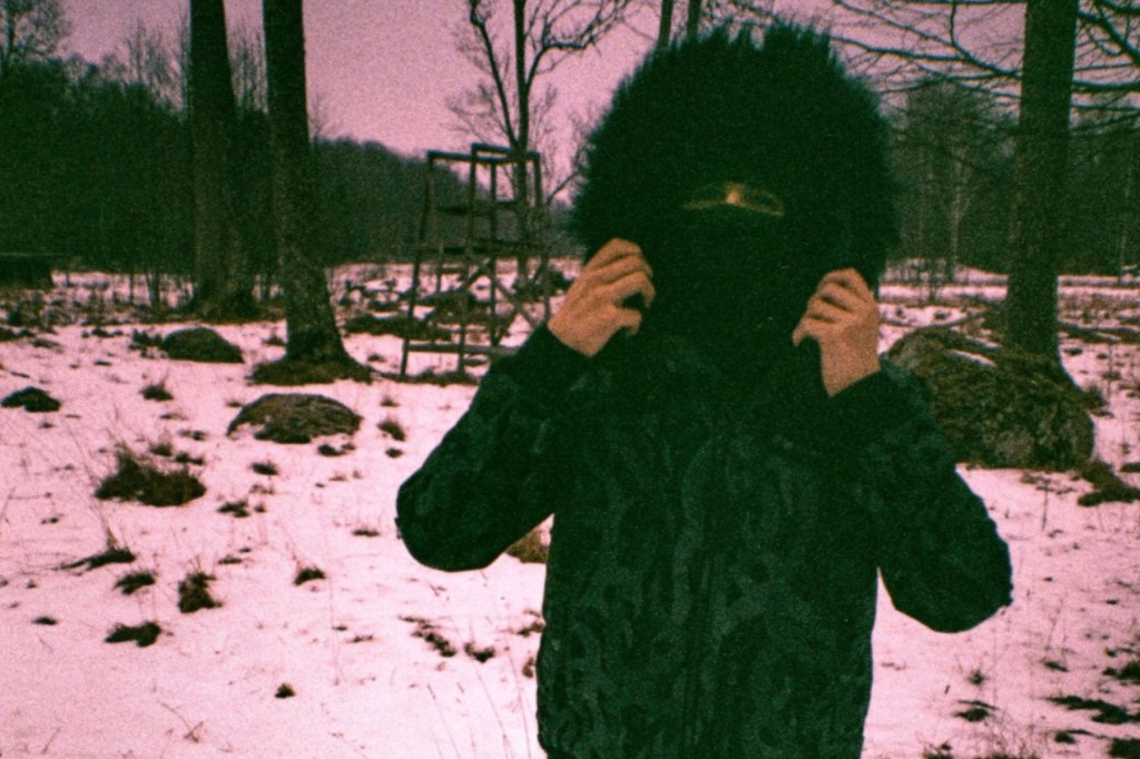 EsDeeKid lo mantiene rockeando y rodando con los nuevos 'Omens' de Rager