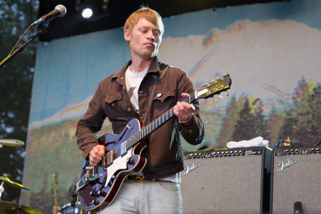 El guitarrista fundador de Cake muere después de una 'breve enfermedad'