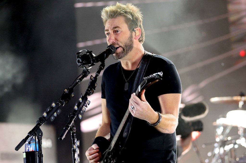Chad Kroeger canta 'Rockstar' de Nickelback para un fan exigente