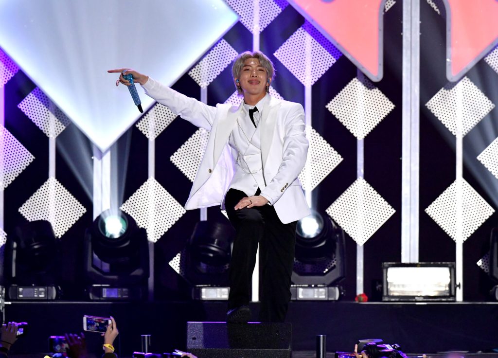 RM de BTS se lesiona el tobillo antes del concierto de regreso, la actuación es 'limitada'