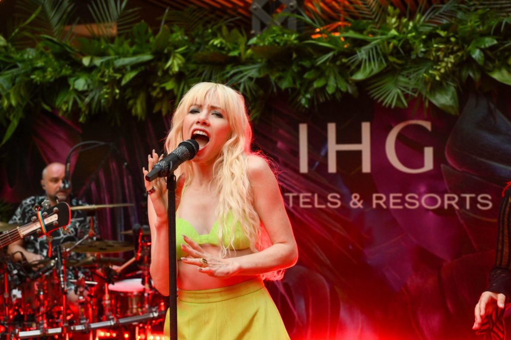 Carly Rae Jepsen da la bienvenida al primer bebé con su esposo Cole MGN