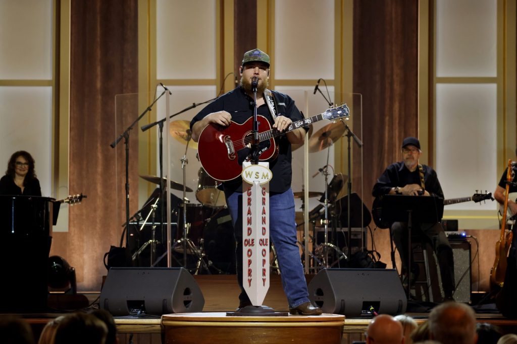 Luke Combs habla sobre música country en el espectáculo de medio tiempo del Super Bowl