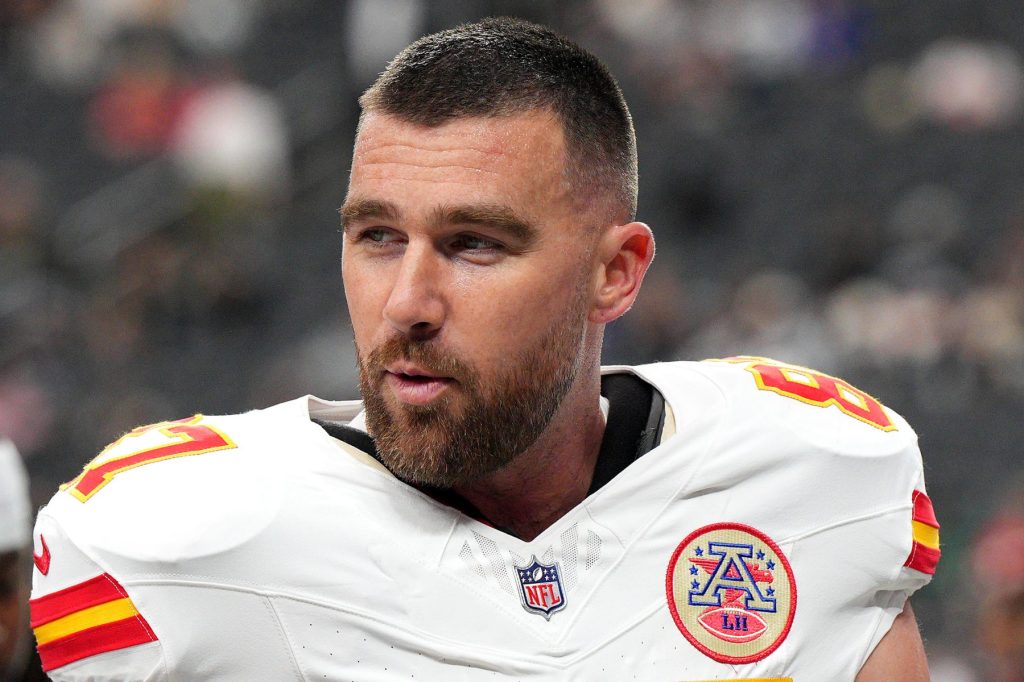 Travis Kelce reacciona al póster de Arrowhead de Taylor Swift: vídeo