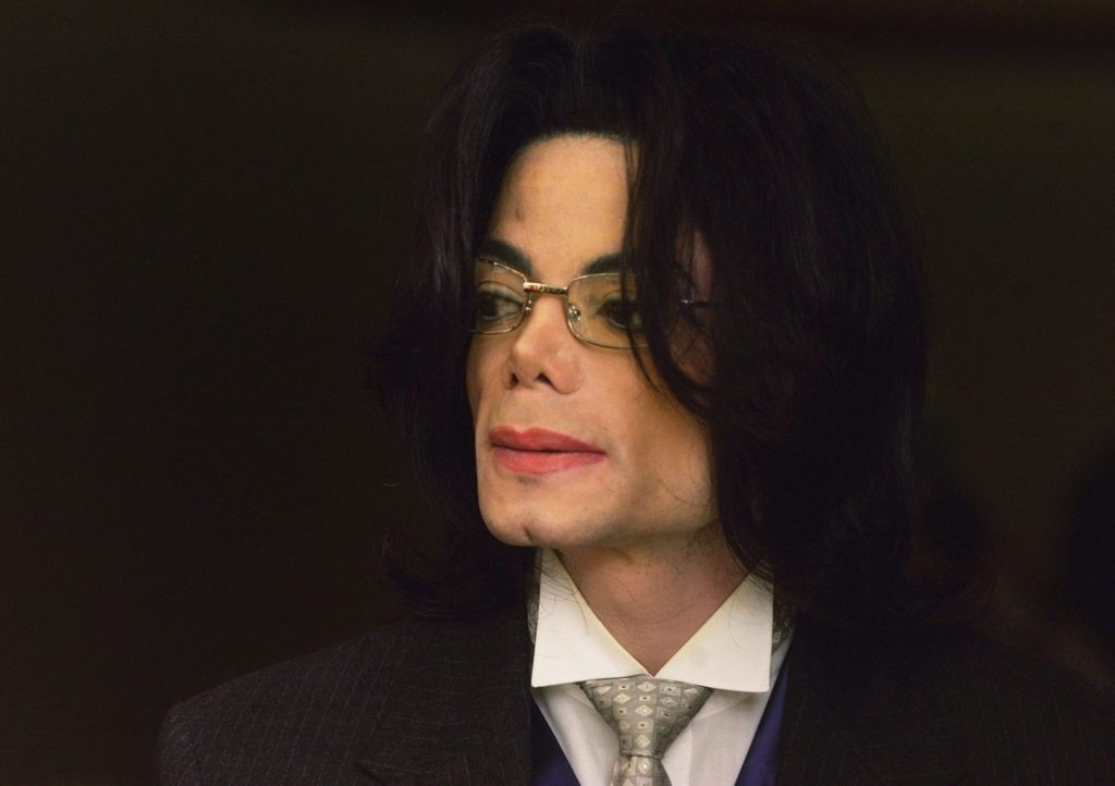 El patrimonio de Michael Jackson es demandado por tráfico de niños