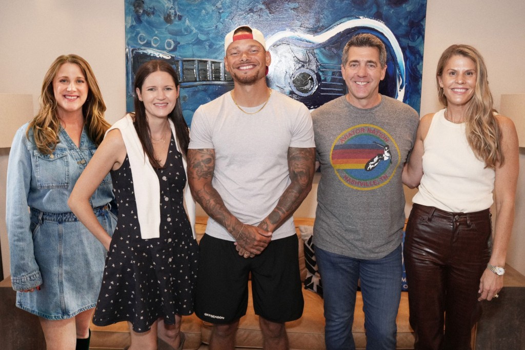 Kane Brown vuelve a firmar con Sony Music Nashville