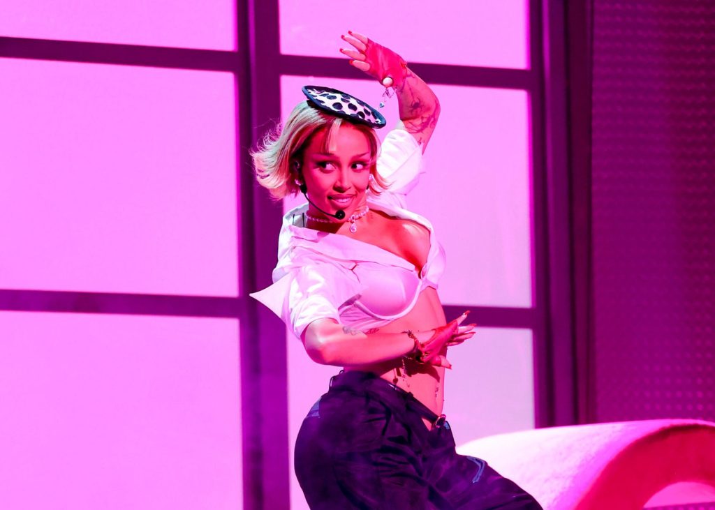 Cómo ver Doja Cat, Benson Boone y más