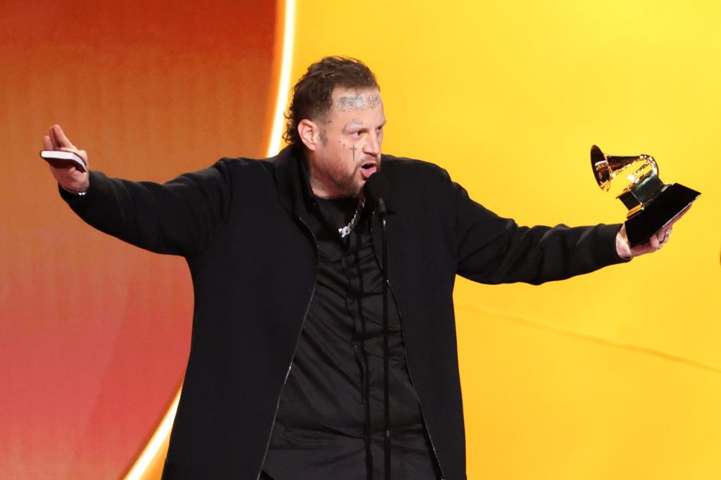 Jelly Roll se rompió la clavícula en los Grammy 2026 después de un accidente en un vehículo todo terreno
