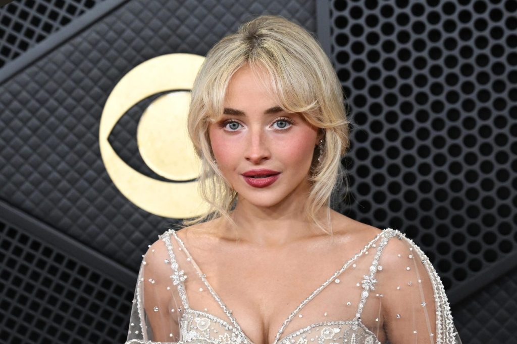 Sabrina Carpenter viste camiseta de Lionel Messi mientras baila con Bad Bunny