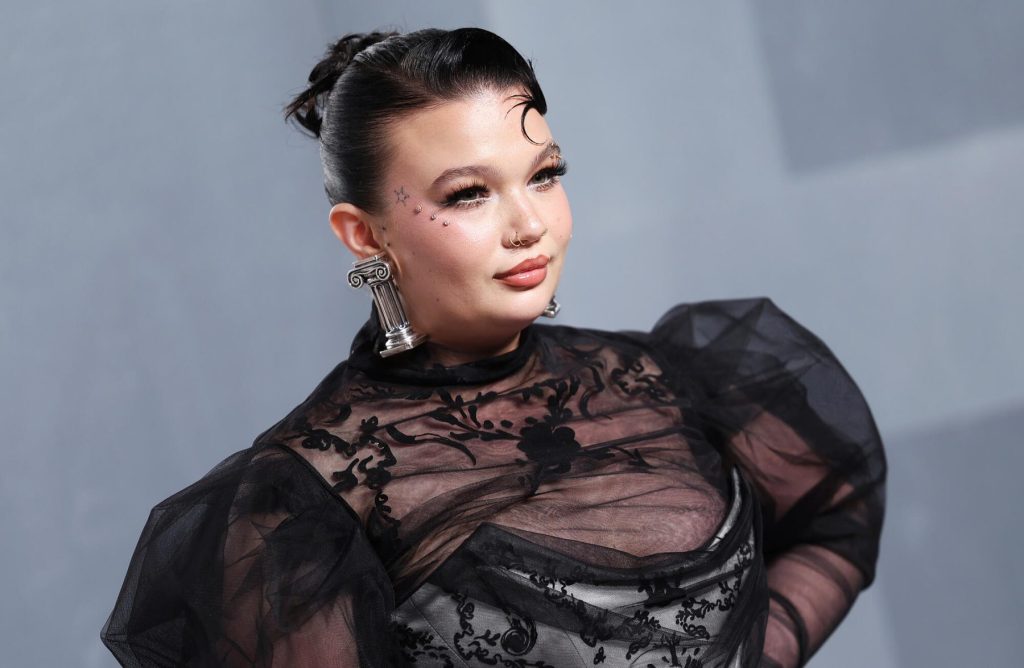 Lola Young llama a la 'recuperación de las drogas' un 'proceso continuo' en medio del regreso