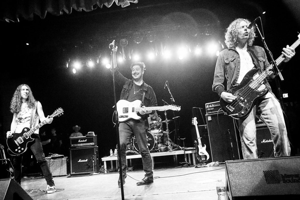 Mumford & Sons sacan a Hozier a 'SNL'