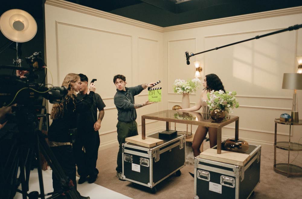 The Moment: La ficción de Charli XCX construida sobre verdades emocionales 