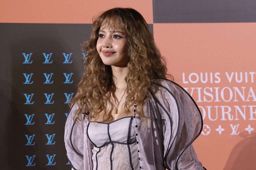 Lisa de BLACKPINK visita el viral Monkey Punch en Japón