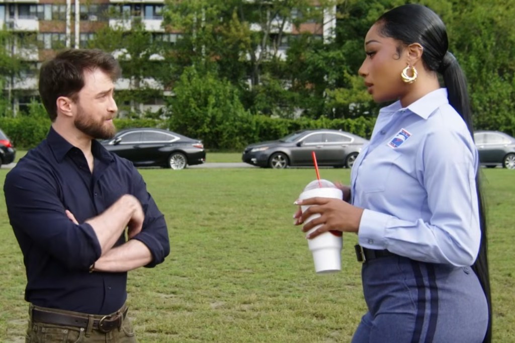 Megan Thee Stallion coquetea con Daniel Radcliffe en 'Reggie Dinkins'