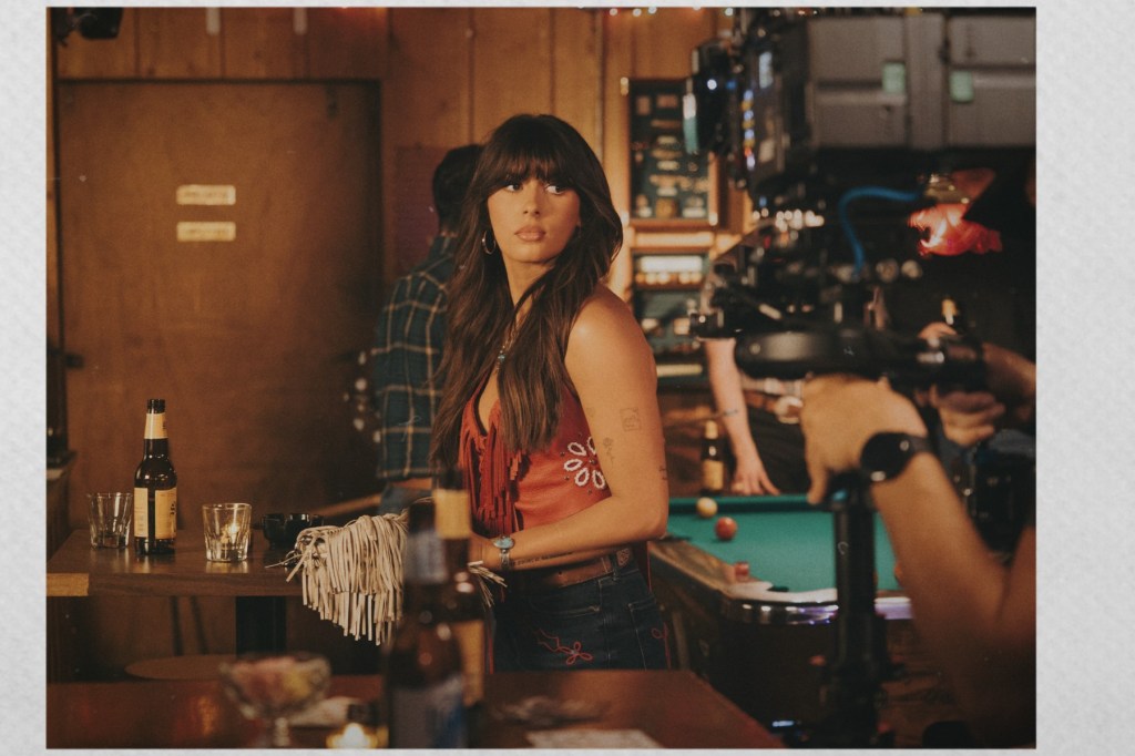 El vídeo de Ella Langley 'Choosin' Texas' está protagonizado por Luke Grimes y Ava Phillippe