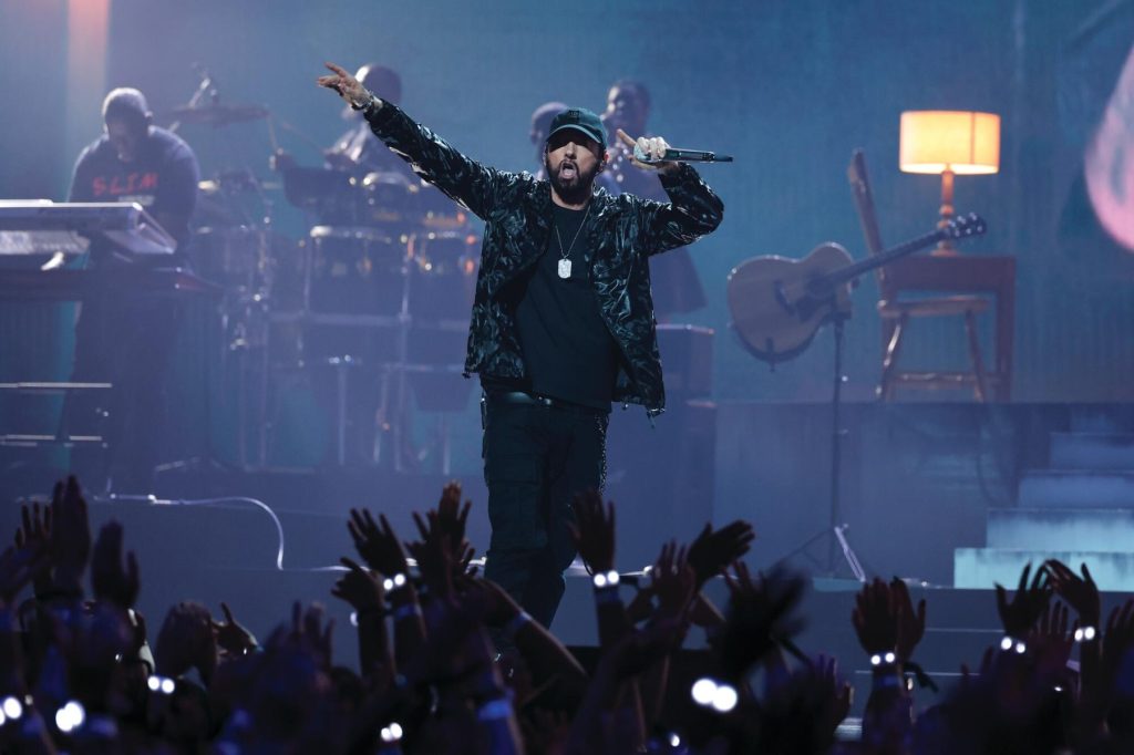 Eminem celebra 18 años de sobriedad con una imagen de una moneda de sobriedad