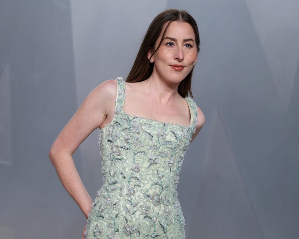 Alana Haim elige un equipo en el drama del triángulo amoroso 'Summer House'