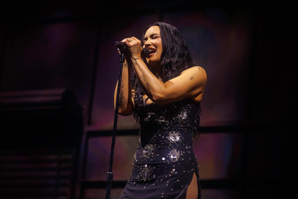 Demi Lovato revela sus 'Girlies pop' favoritas y habla sobre la reunión de Selena Gomez