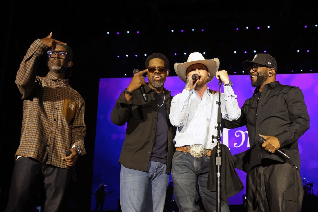 Cody Johnson da la bienvenida a Boyz II Men en Stagecoach 2026